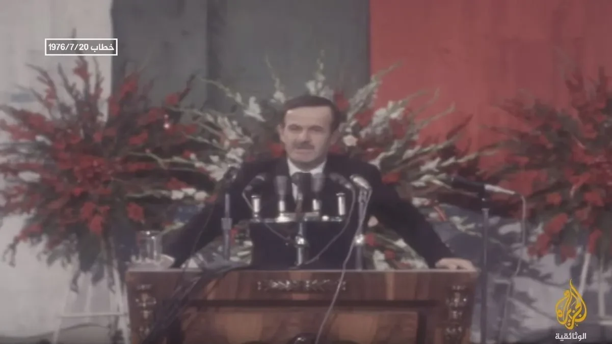 Image documentaire de Kamal Joumblatt prononçant un discours en juillet 1976